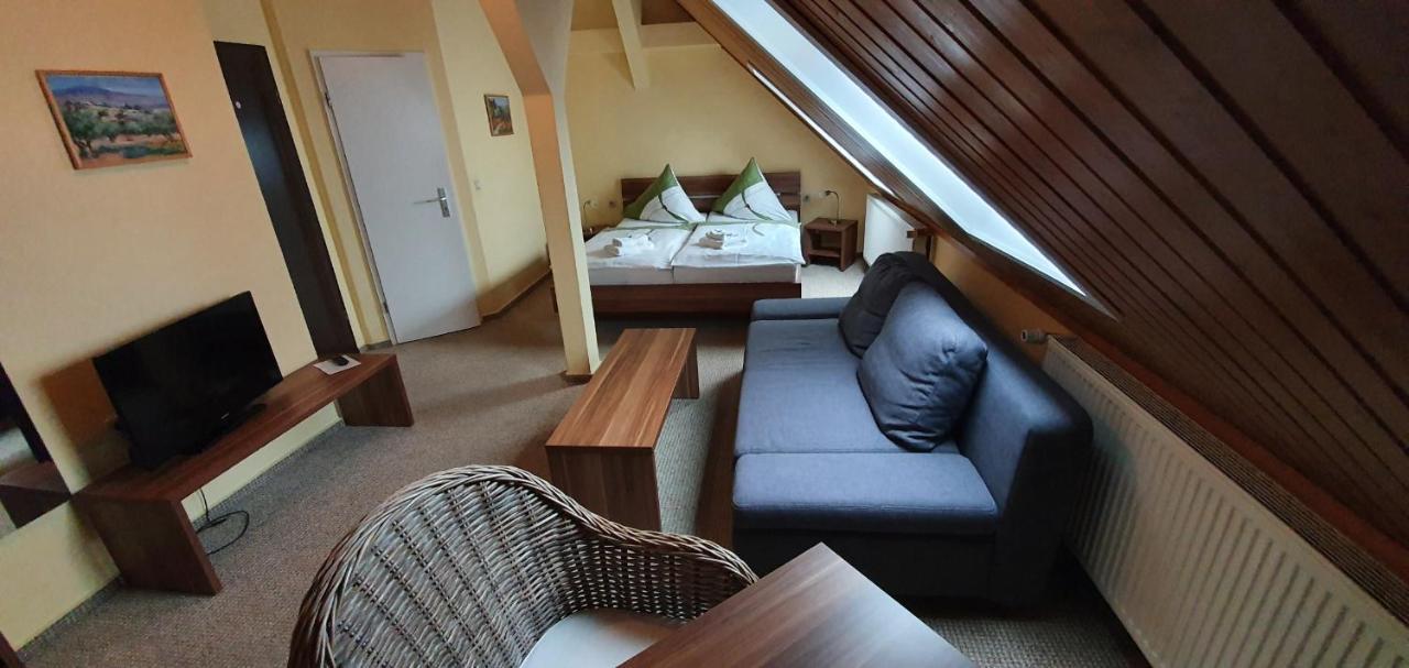Restaurant & Hotel Olive ไกรฟ์สวัลด์ ภายนอก รูปภาพ